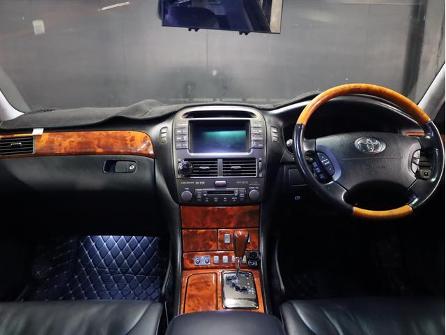 セルシオ C仕様 インテリアセレクション 後期型 サンルーフ 黒革エアーシート AIRLLENエアサス トラフィックスター20インチAW エアロパーツ 社外マフラー 純正メーカーナビ バックカメラ スマートキー パワーシート(2枚目)