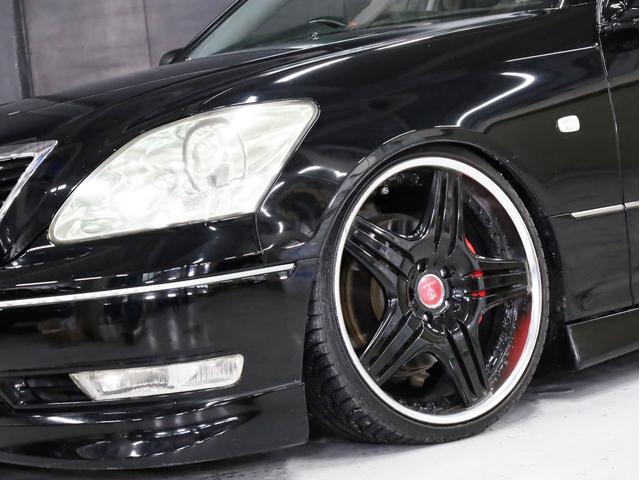 セルシオ C仕様 インテリアセレクション 後期型 サンルーフ 黒革エアーシート AIRLLENエアサス トラフィックスター20インチAW エアロパーツ 社外マフラー 純正メーカーナビ バックカメラ スマートキー パワーシート(6枚目)