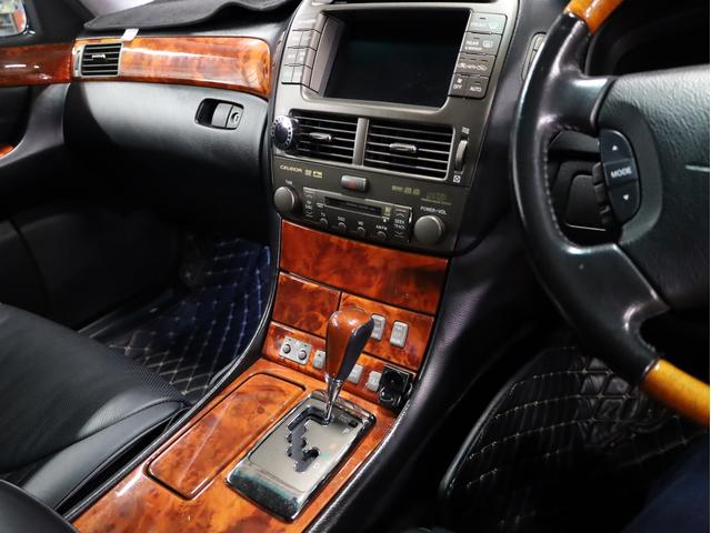 セルシオ C仕様 インテリアセレクション 後期型 サンルーフ 黒革エアーシート AIRLLENエアサス トラフィックスター20インチAW エアロパーツ 社外マフラー 純正メーカーナビ バックカメラ スマートキー パワーシート(41枚目)