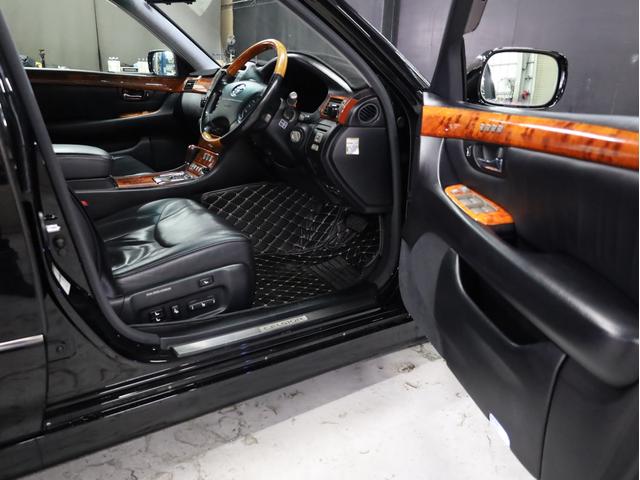 セルシオ C仕様 インテリアセレクション 後期型 サンルーフ 黒革エアーシート AIRLLENエアサス トラフィックスター20インチAW エアロパーツ 社外マフラー 純正メーカーナビ バックカメラ スマートキー パワーシート(43枚目)