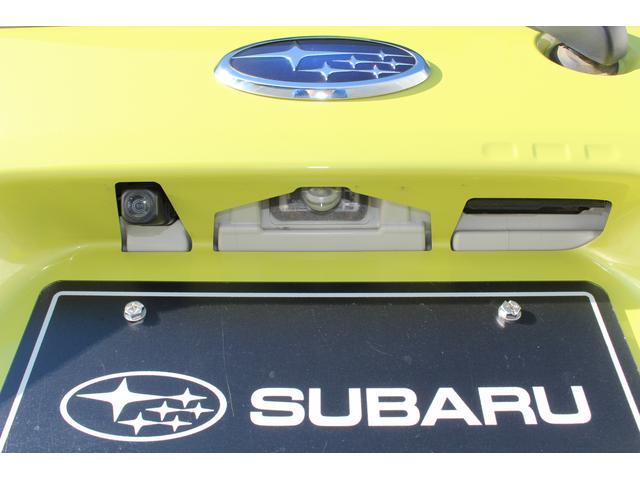 純正バックカメラ装備！車両のほぼ中央に取付けられているので、ナビ画面に映し出される映像が左右バランスよく見やすいものとなります。