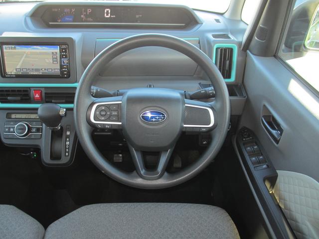 ステアリングはウレタン製で、軽い操作感が長時間の運転でも疲れにくいです。