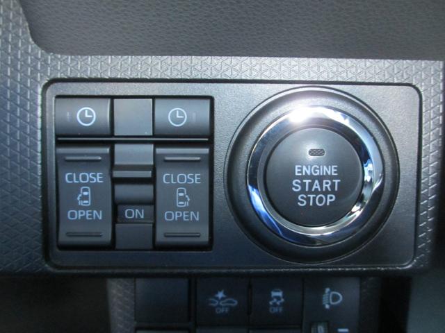 プッシュエンジンスタートスイッチの横に、電動リヤスライドドアのスイッチがございます。運転席からでも開閉が可能なんです！