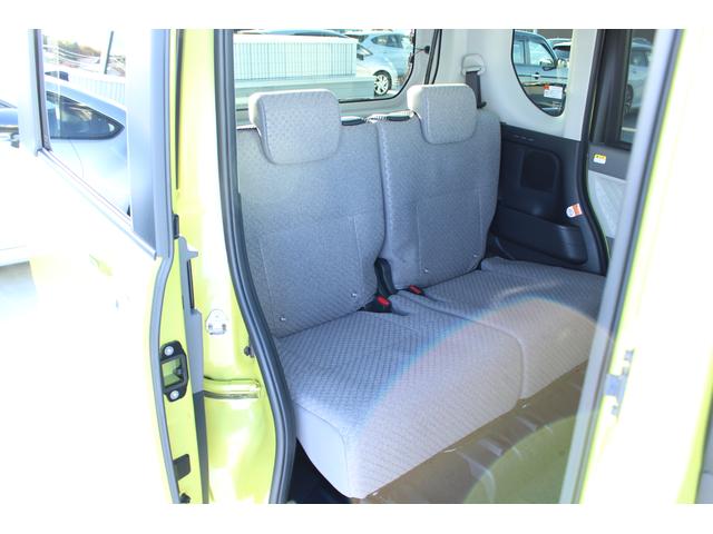 ロングスライドが可能なリヤシートです。前後・上下共に余裕のある空間でくつろげます。