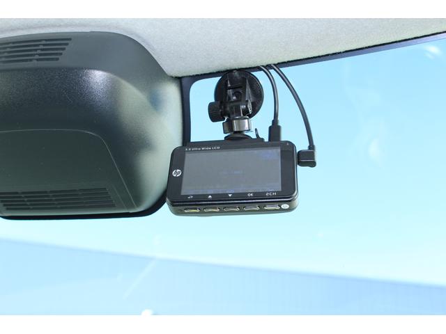 社外品ですが、フロント及びリヤにドライブレコーダーが付いております。社外品の為保証対象外。作動未確認となりますのでご注意くださいませ。