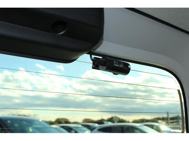 社外品ですが、フロント及びリヤにドライブレコーダーが付いております。社外品の為保証対象外。作動未確認となりますのでご注意くださいませ。