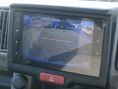 シフトレバーをリバースにすると、オーディオのディスプレイに後方映像を表示する『バックアイカメラ』を装備しています。駐車等での後退時に役立ちます！！ 6