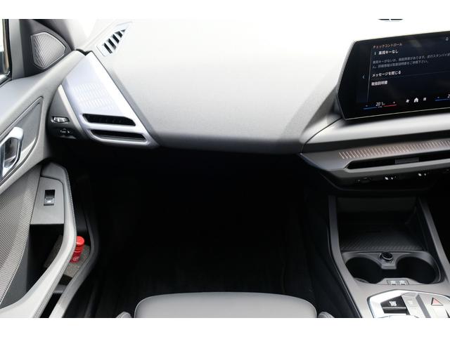 １シリーズ １２０　ハイラインパッケージ　（ＵＶカットガラス・Ｈａｒｍａｎ／Ｋａｒｄｏｎ・ヴェガンザシート）・テクノロジーＰ（Ｄアシプロ・Ｐアシプラス・ＡＲビュー・インテリアカメラ・ＨＵＤ）・Ｐシート・シートヒーター・オートマチックテール（16枚目）