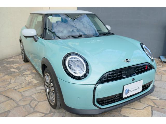 ＭＩＮＩ クーパーＳ　３ドア　ＤＣＴ　クラシックトリム・コンビシート・１７インチＡＷ・ステアリングヒーター・シートヒーター・ドライビングアシストプラス・パーキングアシストプラス・ＨＵＤ・ＡＲビュー（4枚目）