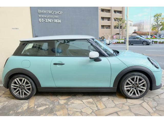ＭＩＮＩ クーパーＳ　３ドア　ＤＣＴ　クラシックトリム・コンビシート・１７インチＡＷ・ステアリングヒーター・シートヒーター・ドライビングアシストプラス・パーキングアシストプラス・ＨＵＤ・ＡＲビュー（5枚目）