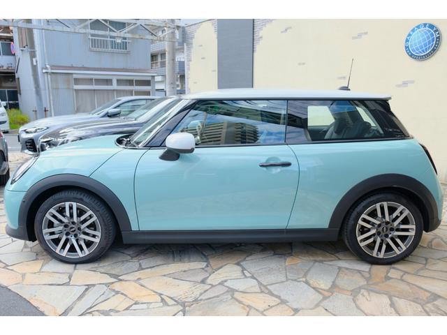 ＭＩＮＩ クーパーＳ　３ドア　ＤＣＴ　クラシックトリム・コンビシート・１７インチＡＷ・ステアリングヒーター・シートヒーター・ドライビングアシストプラス・パーキングアシストプラス・ＨＵＤ・ＡＲビュー（6枚目）