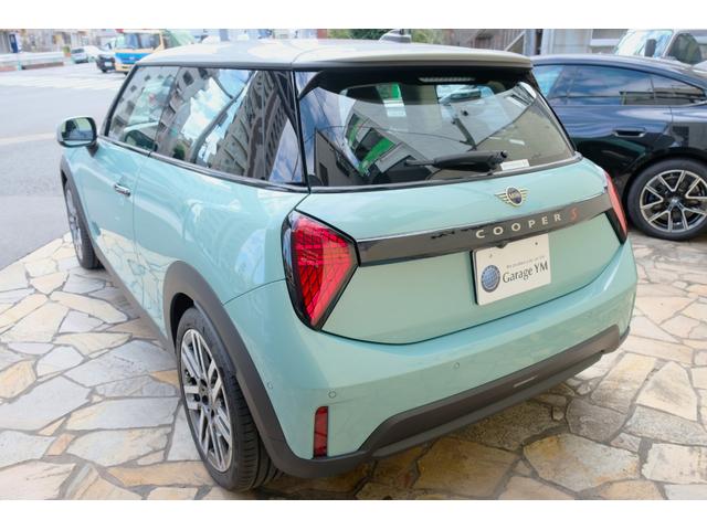 ＭＩＮＩ クーパーＳ　３ドア　ＤＣＴ　クラシックトリム・コンビシート・１７インチＡＷ・ステアリングヒーター・シートヒーター・ドライビングアシストプラス・パーキングアシストプラス・ＨＵＤ・ＡＲビュー（7枚目）