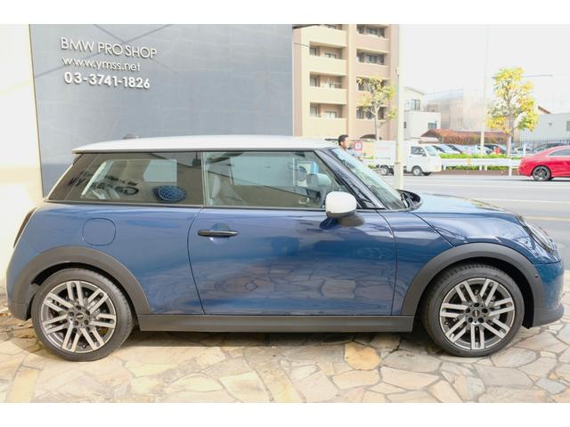 ＭＩＮＩ クーパーＣ　クラシック・トリム　３ドア　ＤＣＴ　コンビシート　１７インチＡＷ　シートヒーター　ステアリングヒーター　ドライビングアシストプラス　パーキングアシスト　ＨＵＤ　ＡＲビュー（5枚目）