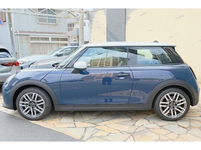 ＭＩＮＩ クーパーＣ　クラシック・トリム　３ドア　ＤＣＴ　コンビシート　１７インチＡＷ　シートヒーター　ステアリングヒーター　ドライビングアシストプラス　パーキングアシスト　ＨＵＤ　ＡＲビュー（6枚目）