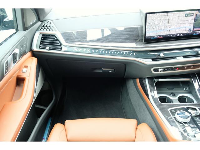Ｘ７ ｘＤｒｉｖｅ　４０ｄ　Ｍスポーツ　タルトゥーフォレザー・コンフォートシート・クライメートシート・マッサージシート・前後シートヒーター・スカイラウンジパノラマルーフ・２列目コンフォートシート（６シーター）・ＭスポーツプロＰ（18枚目）