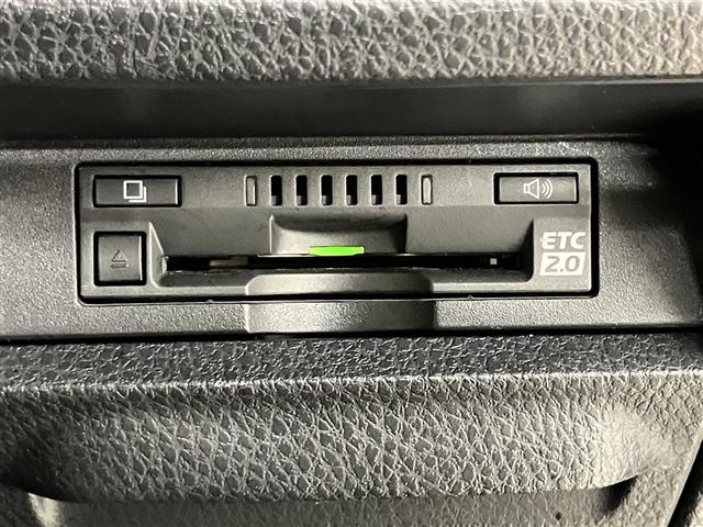 ヴォクシー ＺＳ　煌ＩＩＩ　プリクラッシュ　スマートキ　アイスト　ＤＶＤ再生機能　横滑り防止装置　ナビＴＶ　アルミ　三列シート　盗難防止　オートエアコン　キーレス　ＥＴＣ装備　パワステ　メモリナビ　クルコン　ＬＥＤヘッドライト（9枚目）