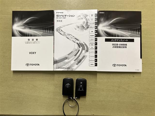 ヴォクシー ＺＳ　煌ＩＩＩ　プリクラッシュ　スマートキ　アイスト　ＤＶＤ再生機能　横滑り防止装置　ナビＴＶ　アルミ　三列シート　盗難防止　オートエアコン　キーレス　ＥＴＣ装備　パワステ　メモリナビ　クルコン　ＬＥＤヘッドライト（22枚目）