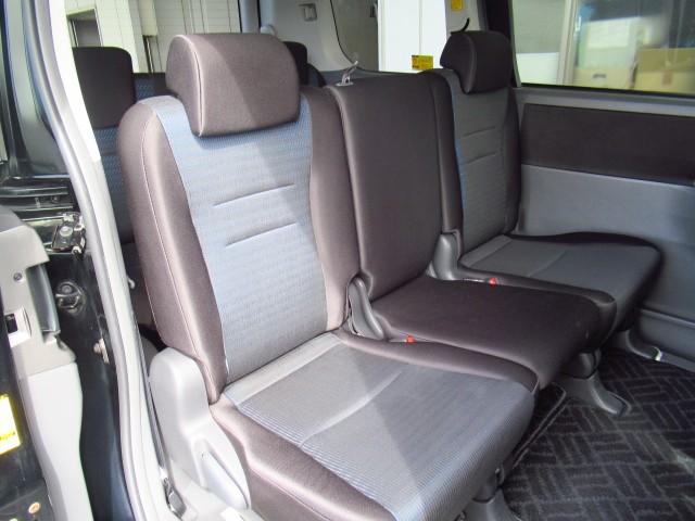 ヴォクシー ＺＳ　煌ＩＩ　両電動スライドドア　Ｗエアバック　ＥＴＣ車載器　エアバック　インテリジェントキー　キーフリー　ナビテレビ　アルミホイル　三列シート　ＤＶＤ再生可能　セキュリティアラーム　ＡＢＳ　パワーウィンドウ（16枚目）