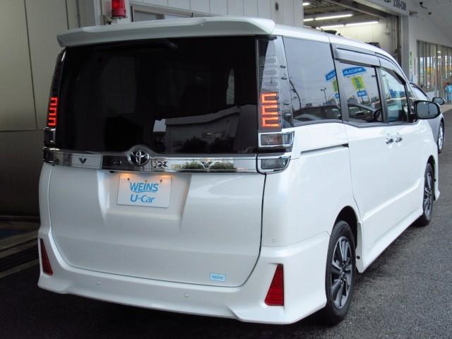 ヴォクシー ZS 煌III プリクラッシュ スマートキ アイスト DVD再生機能 横滑り防止装置 ナビTV アルミ 三列シート 盗難防止 オートエアコン キーレス ETC装備 パワステ メモリナビ クルコン LEDヘッドライト(3枚目)