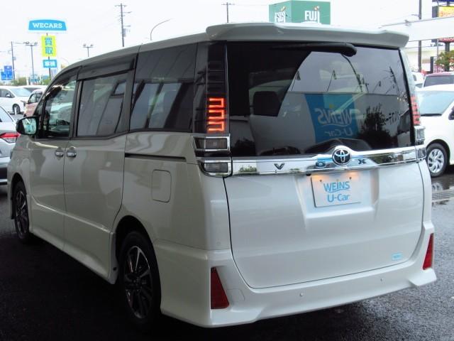 ヴォクシー ZS 煌III プリクラッシュ スマートキ アイスト DVD再生機能 横滑り防止装置 ナビTV アルミ 三列シート 盗難防止 オートエアコン キーレス ETC装備 パワステ メモリナビ クルコン LEDヘッドライト(4枚目)