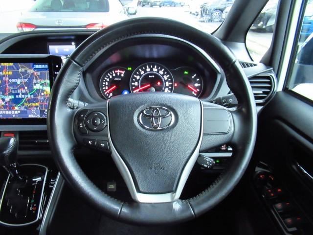 ヴォクシー ZS 煌III プリクラッシュ スマートキ アイスト DVD再生機能 横滑り防止装置 ナビTV アルミ 三列シート 盗難防止 オートエアコン キーレス ETC装備 パワステ メモリナビ クルコン LEDヘッドライト(6枚目)