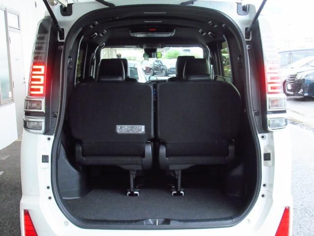 ヴォクシー ZS 煌III プリクラッシュ スマートキ アイスト DVD再生機能 横滑り防止装置 ナビTV アルミ 三列シート 盗難防止 オートエアコン キーレス ETC装備 パワステ メモリナビ クルコン LEDヘッドライト(22枚目)