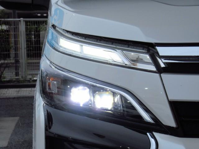 ヴォクシー ZS 煌III プリクラッシュ スマートキ アイスト DVD再生機能 横滑り防止装置 ナビTV アルミ 三列シート 盗難防止 オートエアコン キーレス ETC装備 パワステ メモリナビ クルコン LEDヘッドライト(29枚目)