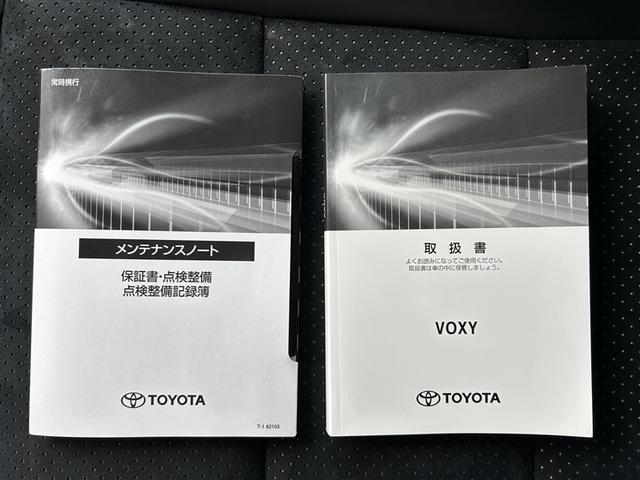 ヴォクシー ＺＳ　煌ＩＩＩ　プリクラッシュ　スマートキ　アイスト　ＤＶＤ再生機能　記録簿付き　横滑り防止装置　ナビＴＶ　アルミ　三列シート　盗難防止　オートエアコン　キーレス　ＥＴＣ装備　パワステ　メモリナビ　クルコン　ＡＢＳ（34枚目）