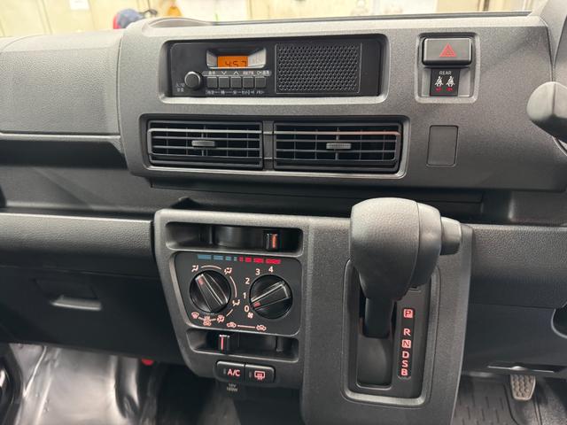 ハイゼットカーゴ DX サポカーSワイド適合 ラジオ エアコン アクセサリーソケット コーナーセンサー アイドリングストップ 光軸調整ダイヤル 横滑り防止機能 誤発進抑制機能 パワーウインドウ キーレス(12枚目)