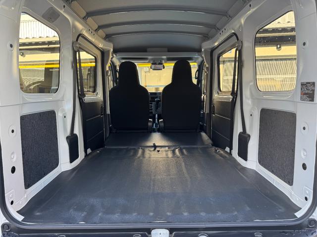 ハイゼットカーゴ ＤＸ　サポカーＳワイド適合　ラジオ　エアコン　アクセサリーソケット　コーナーセンサー　アイドリングストップ　光軸調整ダイヤル　横滑り防止機能　誤発進抑制機能　パワーウインドウ　キーレス（10枚目）