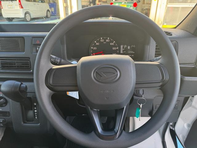 ハイゼットカーゴ ＤＸ　サポカーＳワイド適合　ラジオ　エアコン　アクセサリーソケット　コーナーセンサー　アイドリングストップ　光軸調整ダイヤル　横滑り防止機能　誤発進抑制機能　パワーウインドウ　キーレス（13枚目）