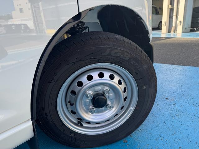 ハイゼットカーゴ ＤＸ　サポカーＳワイド適合　ラジオ　エアコン　アクセサリーソケット　コーナーセンサー　アイドリングストップ　光軸調整ダイヤル　横滑り防止機能　誤発進抑制機能　パワーウインドウ　キーレス（18枚目）