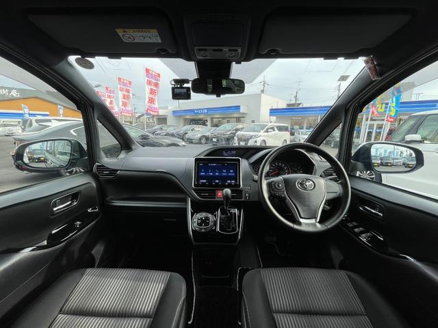 ヴォクシー ZS 煌II/関西仕入/走行24.402KM/ワンオーナー/ 純正8型SDナビ/CD&DVD再生/Bluetoothオーディオ/フルセグTV/Bカメラ/フリッツプダウンモニター/ドラレコ/両側自動スライド/衝突軽減装置/車線逸脱警告/クルーズ/ビルトインETC(3枚目)