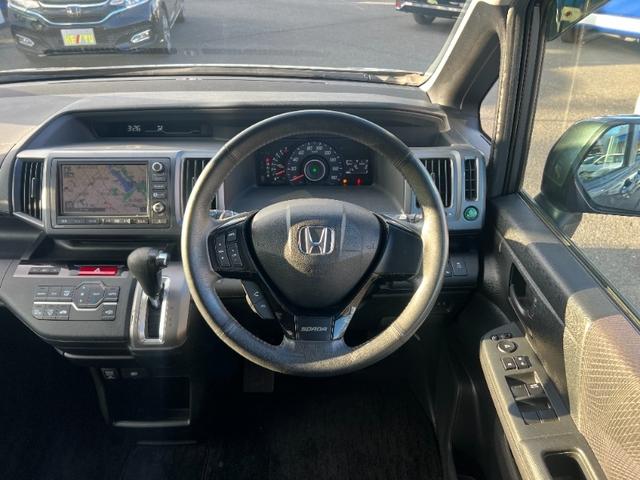 ステップワゴンスパーダ Ｚ／東京仕入／走行６３３７６ＫＭ／両側ＰＳＤ／純正ナビ／　禁煙車／アラウンドビューモニター／両側電動スライドドア／ＥＴＣ／フルセグ／スマートキー／ビルトインＥＴＣ／Ｒスポイラー／ＨＩＤヘッドライト／フォグ／パドルシフト／フル装備／オートエアコン／（10枚目）