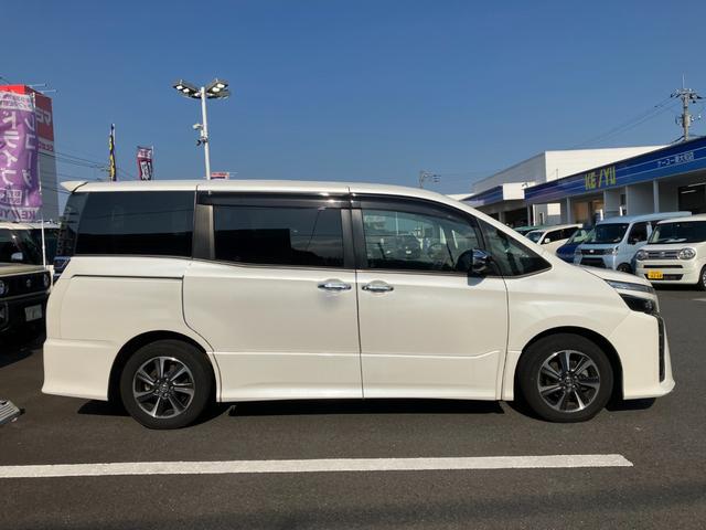 ヴォクシー ＺＳ　煌ＩＩＩ／東大和仕入／走行６７６８３ＫＭ／後席モニター　社外ＳＤデカナビ／ＣＤ、ＤＶＤ再生／１２セグ／ＢＴ／ミュージックサーバー／バックカメラ／フリップダウンモニター／両側ＰＳＤ／スマートキー／プッシュスタート／ＬＥＤヘッドライト／フォグ／ＡＳＶ／フル装備（7枚目）