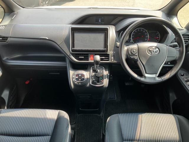 ヴォクシー ＺＳ　走行４６４８４ｋｍ／９型ＳＤナビ／フリップダウンモニター／ＲＳ－Ｒローダウンサス／ＢＴ接続／１２セグ／ＥＴＣ／ＤＶＤ再生／左側パワースライドドアＬＥＤヘッドライト／オートリトラミラー（3枚目）
