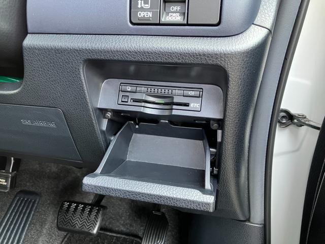 ヴォクシー ＺＳ　走行４６４８４ｋｍ／９型ＳＤナビ／フリップダウンモニター／ＲＳ－Ｒローダウンサス／ＢＴ接続／１２セグ／ＥＴＣ／ＤＶＤ再生／左側パワースライドドアＬＥＤヘッドライト／オートリトラミラー（29枚目）