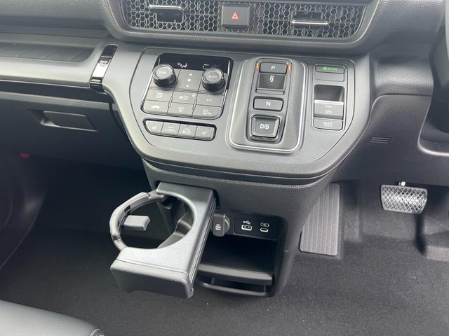 ステップワゴン e:HEVスパーダ/走行10KM/デーラーOPデカナビ 両側パワースライドドア/ハーフレザーシート/電動リアゲート/CDDVD再生/12セグ/BT/アラウンドビューモニター/フリップダウンモニター/LEDヘッドライト/フォグ/スマートキー/プッシュスタート(14枚目)