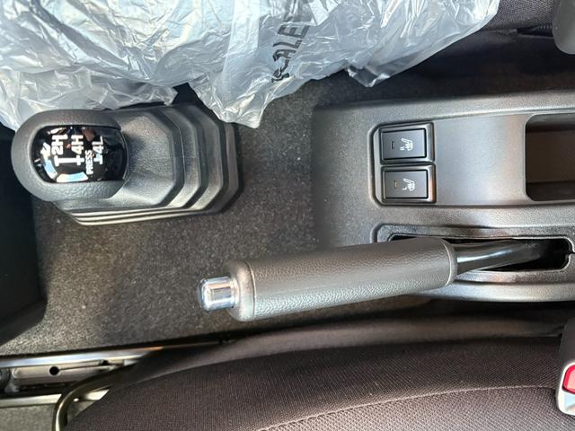 ジムニー XC/衝突軽減/25年BSタイヤ/ クルコン/LEDライト/フォグ/アイドリングストップ/横滑防止/シートヒーター/コーナーセンサー/電格ミラー/ウィンカーミラー/純正16AW/背面タイヤ/スマートキー/スペアキー/取扱説明書/保証書(20枚目)