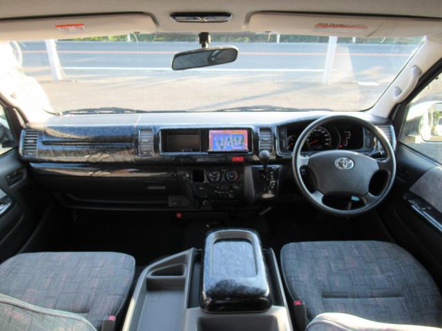 ハイエースワゴン グランドキャビン 4型仕様 LEDヘッドライト REVOシート2脚 車いす移動車 ナビ フルセグTV リアモニター TAW18インチAWキーレス エアロ 9人乗り(3枚目)