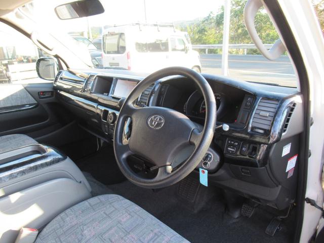 ハイエースワゴン グランドキャビン 4型仕様 LEDヘッドライト REVOシート2脚 車いす移動車 ナビ フルセグTV リアモニター TAW18インチAWキーレス エアロ 9人乗り(19枚目)