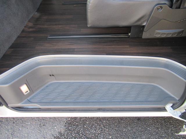 ハイエースワゴン グランドキャビン 4型仕様 LEDヘッドライト REVOシート2脚 車いす移動車 ナビ フルセグTV リアモニター TAW18インチAWキーレス エアロ 9人乗り(28枚目)