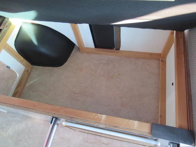 ハイエースワゴン GL 4型仕様 社外LEDヘッドライト 内装架装 横乗り可 ベッドキット ナビ リアモニター サブバッテリー 18インチAW パワスラ 前後ドラレコ(37枚目)