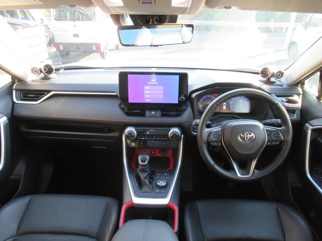 ＲＡＶ４ アドベンチャー　オフロードパッケージＩＩ　特別仕様車　１０．５インチディスプレイオーディオ　タコマ風グリル　合成皮革シート　デジタルインナーミラー　パノラミックビュー　パワーバックドア　プレミアムサウンド　トノカバー　クロスバー　ＥＴＣ２．０（3枚目）