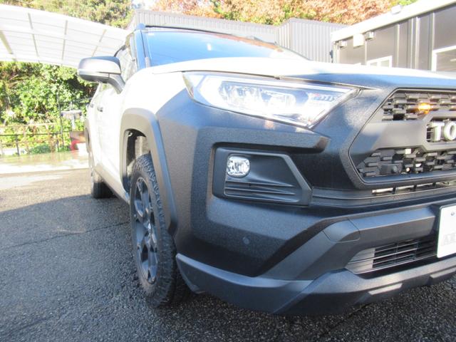 ＲＡＶ４ アドベンチャー　オフロードパッケージＩＩ　特別仕様車　１０．５インチディスプレイオーディオ　タコマ風グリル　合成皮革シート　デジタルインナーミラー　パノラミックビュー　パワーバックドア　プレミアムサウンド　トノカバー　クロスバー　ＥＴＣ２．０（5枚目）