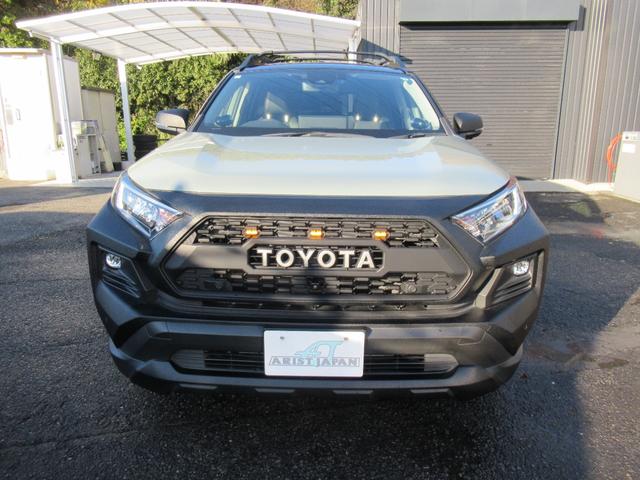 ＲＡＶ４ アドベンチャー　オフロードパッケージＩＩ　特別仕様車　１０．５インチディスプレイオーディオ　タコマ風グリル　合成皮革シート　デジタルインナーミラー　パノラミックビュー　パワーバックドア　プレミアムサウンド　トノカバー　クロスバー　ＥＴＣ２．０（6枚目）