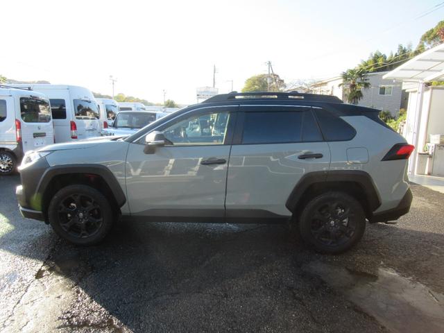 ＲＡＶ４ アドベンチャー　オフロードパッケージＩＩ　特別仕様車　１０．５インチディスプレイオーディオ　タコマ風グリル　合成皮革シート　デジタルインナーミラー　パノラミックビュー　パワーバックドア　プレミアムサウンド　トノカバー　クロスバー　ＥＴＣ２．０（9枚目）