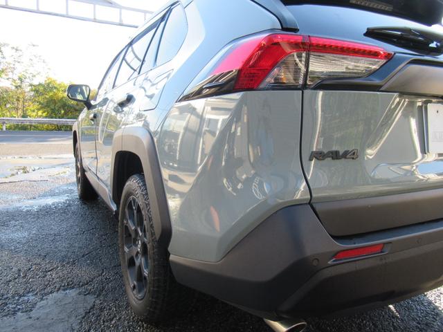 ＲＡＶ４ アドベンチャー　オフロードパッケージＩＩ　特別仕様車　１０．５インチディスプレイオーディオ　タコマ風グリル　合成皮革シート　デジタルインナーミラー　パノラミックビュー　パワーバックドア　プレミアムサウンド　トノカバー　クロスバー　ＥＴＣ２．０（10枚目）