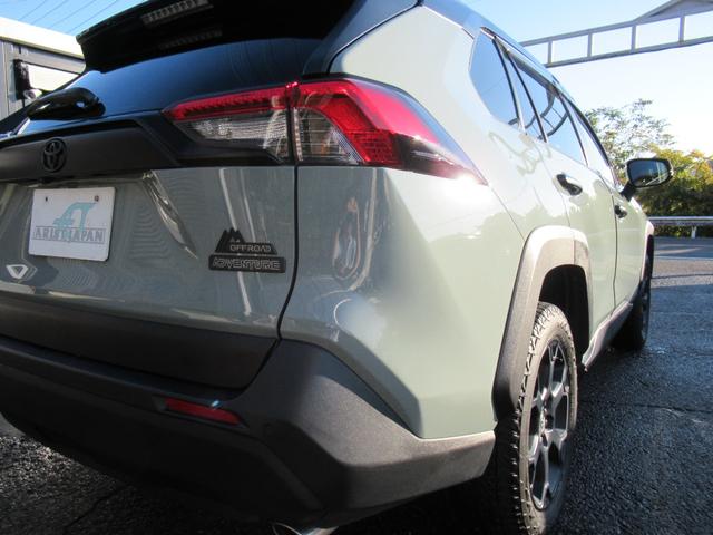 ＲＡＶ４ アドベンチャー　オフロードパッケージＩＩ　特別仕様車　１０．５インチディスプレイオーディオ　タコマ風グリル　合成皮革シート　デジタルインナーミラー　パノラミックビュー　パワーバックドア　プレミアムサウンド　トノカバー　クロスバー　ＥＴＣ２．０（12枚目）