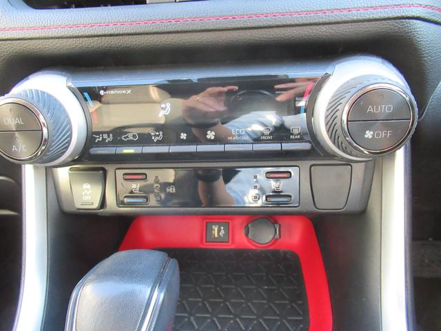 ＲＡＶ４ アドベンチャー　オフロードパッケージＩＩ　特別仕様車　１０．５インチディスプレイオーディオ　タコマ風グリル　合成皮革シート　デジタルインナーミラー　パノラミックビュー　パワーバックドア　プレミアムサウンド　トノカバー　クロスバー　ＥＴＣ２．０（15枚目）